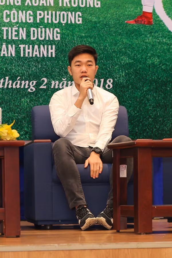 Lương Xuân Trường chỉ cần diện áo sơ mi trắng cùng quần jeans đã đủ khiến các fan nữ mê mẩn. Anh chàng cũng đã chia sẻ về đôi mắt của mình, dù mắt híp nhưng nhìn mọi thứ rất tốt, không ảnh hưởng gì đến cuộc sống hàng ngày. Anh nói thêm rằng mỗi lần cố mở mắt to ra thì trán sẽ nhăn hơn.