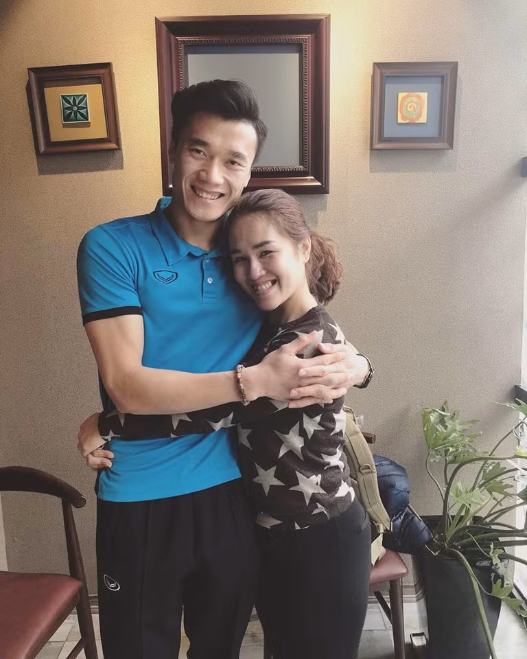 Thủ môn Bùi Tiến Dũng bên Trần Kiều Trinh - người được cho là quản lý và người đại diện.