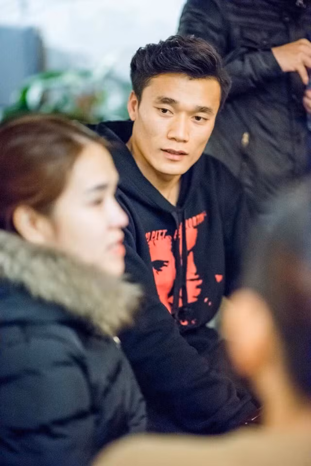 Bùi Tiến Dũng bật khóc vì "bão" chỉ trích cát-xê cao, fan bênh vực.