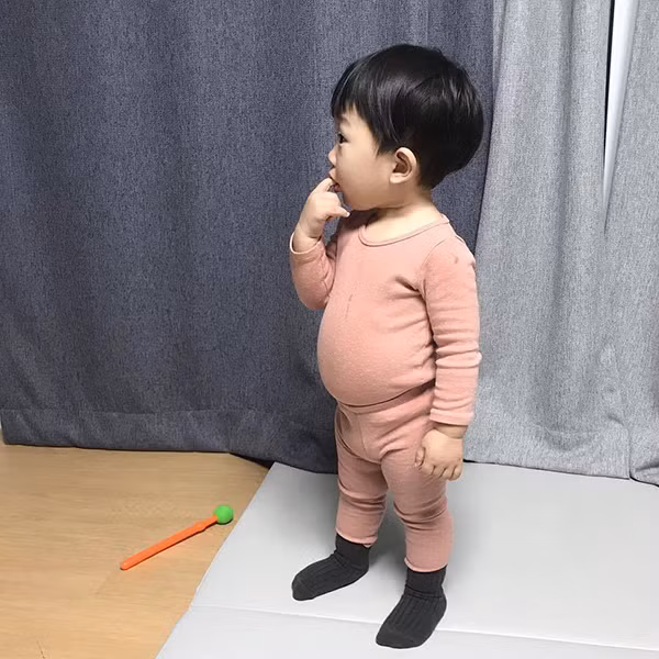 Cái bụng của Hyul tròn xoe, cái mông cong vút lên và tròn lẳn tạo nên dáng người cân đối và vô cùng đáng yêu. Nhìn như vậy, thử hỏi ai không thích, không cưng?