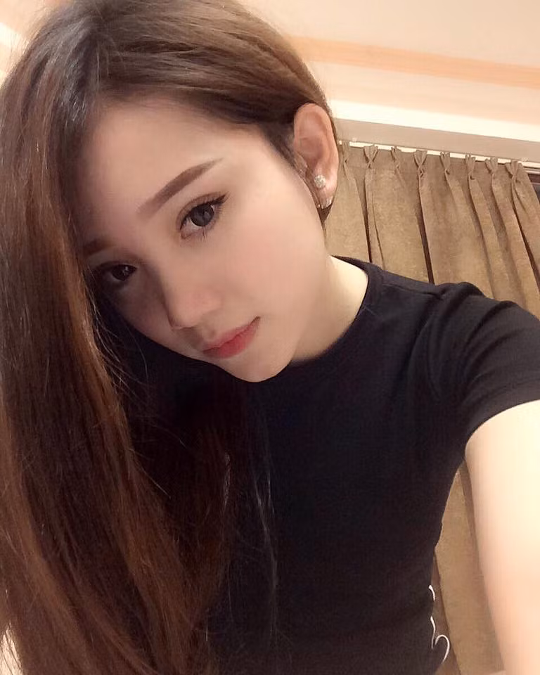 Nhan sắc bạn gái Văn Thanh được đánh giá là rất trẻ trung, quyến rũ.