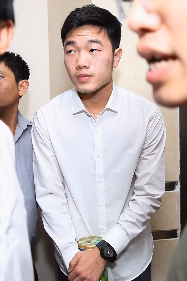 Bị các fan bao vây quá đông nên lực lượng bảo vệ phải đưa Xuân Trường nhanh chóng rời khỏi chỗ giao lưu.