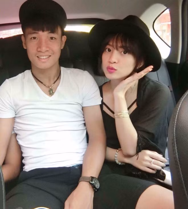 Đó là Nguyễn Phương Anh (sinh năm 1999, Hà Nội), con gái bố mẹ nuôi của trung vệ Bùi Tiến Dũng. Dù không phải là anh em ruột thịt nhưng Phương Anh và trung vệ U23 Việt Nam vẫn vô cùng thân thiết. Trong thời gian Tiến Dũng còn chơi cho CLB HAGL, cô từng nhiều lần vào Gia Lai thăm và cổ vũ anh trai thi đấu.