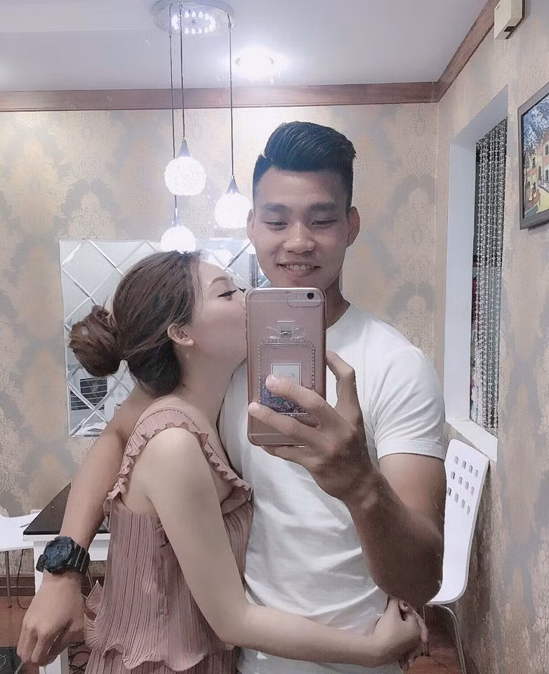 Vũ Văn Thanh từng chia sẻ rằng anh không muốn yêu những cô gái trong giới showbiz và người trong mộng của anh cũng chỉ là cô gái bình thường. Tuy nhiên, các fan của Văn Thanh đều khẳng định Bảo Trân xinh đẹp không kém bóng hồng trong làng giải trí Việt.