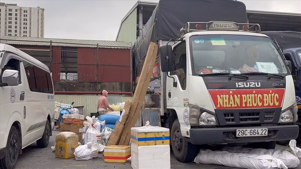  Từ 1/9, gửi hàng xe khách phải cung cấp đầy đủ, chính xác 6 thông tin: Đơn vị kinh doanh vận tải hành khách, lái xe, nhân viên phục vụ trên xe (nếu có) khi nhận hàng hóa ký gửi xe ô tô (người gửi hàng hóa không đi theo xe) phải yêu cầu người gửi hàng hóa cung cấp đầy đủ, chính xác các thông tin về: Tên hàng hóa, cân nặng (nếu có), họ và tên, địa chỉ, số chứng minh thư nhân dân/số thẻ căn cước công dân, số điện thoại liên hệ của người gửi và người nhận.