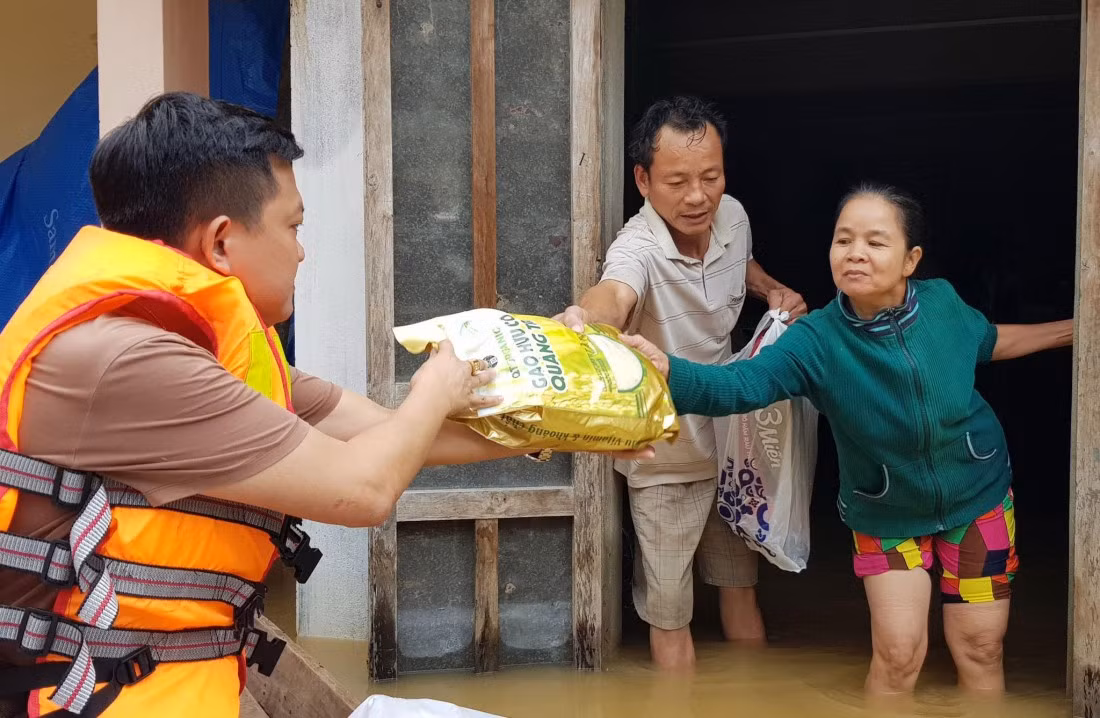  Làm từ thiện phải ghi chép đầy đủ kết quả tiếp nhận, phân phối, sử dụng nguồn đóng góp: Theo Thông tư số 41/2022/TT-BTC của Bộ Tài chính hướng dẫn chế độ kế toán áp dụng cho các hoạt động xã hội, từ thiện có hiệu lực từ 1/9/2022, các cá nhân có các hoạt động xã hội, từ thiện có trách nhiệm mở sổ ghi chép đầy đủ thông tin về kết quả tiếp nhận, phân phối và sử dụng nguồn đóng góp tự nguyện phải thực hiện theo quy định; đồng thời lập báo cáo và công khai tình hình tiếp nhận, phân phối và sử dụng nguồn đóng góp theo quy định của pháp luật.