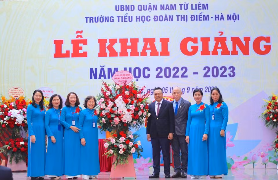 Chủ tịch UBND TP Hà Nội Trần Sỹ Thanh tặng hoa chúc mừng thầy trò trường Tiểu học Đoàn Thị Điểm