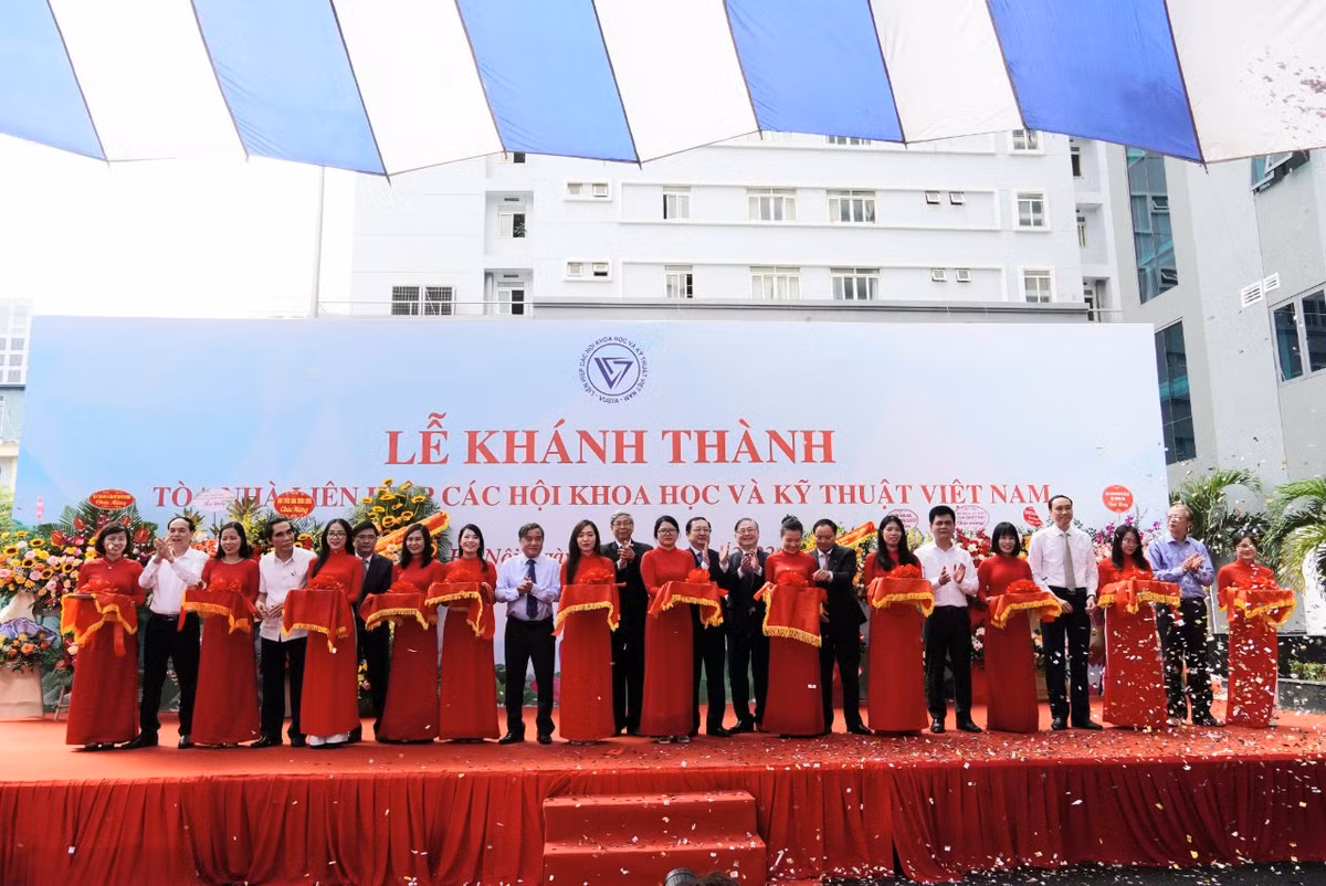 Pho Chu tich Uy ban TUMTTQ Viet Nam chuc mung Khanh thanh tru so VUSTA-Hinh-2