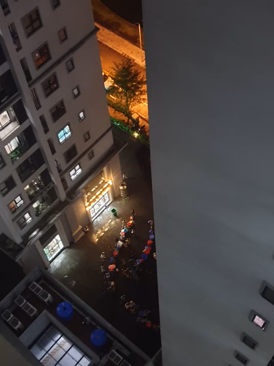 Theo chị Yến, nhà anh có 5 người (3 người lớn, 2 trẻ nhỏ) phải chia nhau, chắt chiu từng tí nước một. Để tiết kiệm nước, vợ chồng chị sử dụng lại nước tắm của 2 con. Nước chủ yếu để dội bồn cầu vệ sinh và tắm rửa còn giặt giũ buộc phải tạm dừng,