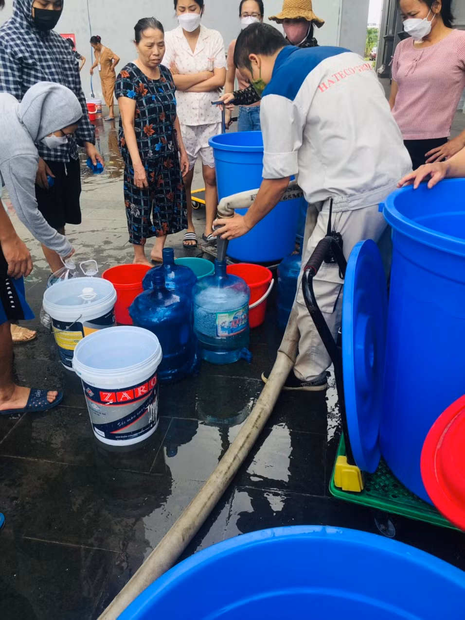 Theo vị đại diện này, hiện đơn vị phải bố trí mua nước về cho cư dân sử dụng và đang theo dõi xem khi nào có nước. Không riêng gì chung cư Hateco mà cả khu vực xung quanh đây cũng chưa có nước.
