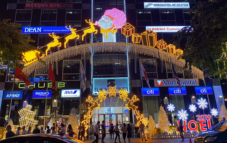 Nhiều Trung tâm thương mại, nhà hàng, khách sạn... trang hoàng rực rỡ đón năm mới 2020.