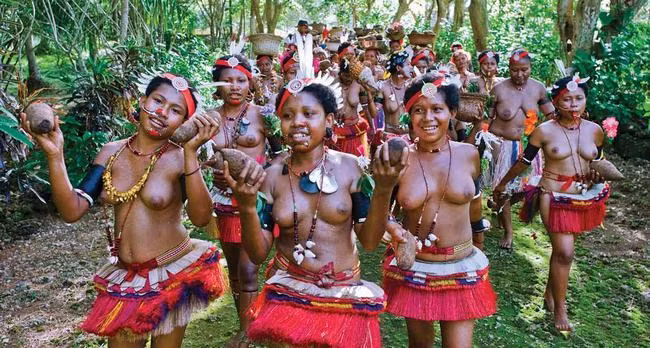 Ở Melanesia, cư dân của quần đảo Trobriand chôn người chết đến hai lần. Đầu tiên, họ chôn những người chết xuống đất, sau một thời gian, họ lại đào lên và dùng xương để làm thành các vật dụng gia đình như thìa (muỗng), hay các đồ dùng khác.