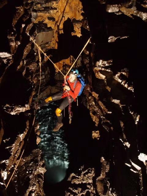 Trong hang còn cả một hệ thống các hang động, có nơi thậm chí còn chưa có người đặt chân tới.