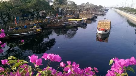"Đẹp quá, khác nhiều quá", đó là cảm nhận của không ít người từng chứng kiến dòng kênh này trước đây và bây giờ. Ngay cả người dân sống ở đây cũng nhận thấy sự đổi thay đến kỳ diệu của dòng kênh như một câu chuyện cổ tích thời hiện đại. Trong ảnh là cảnh trên bến dưới thuyền trên kênh Tàu Hủ - Bến Nghé tại bến Bình Đông (quận 8) những ngày cận Tết Nguyên đán Ất Mùi. 