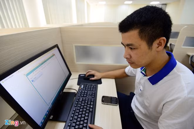Các thao tác trong phòng thi đơn giản, khi mở công tắc nguồn, tất cả máy tính trong phòng sẽ được khởi động. Thí sinh ngồi vào bàn và thực hiện bài thi 100% trên máy tính.