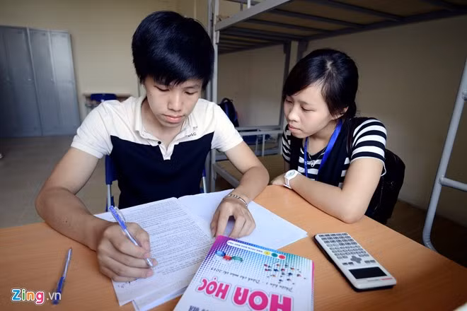 Một chiếc tủ khá to để đựng đồ đạc cho thí sinh và người nhà.