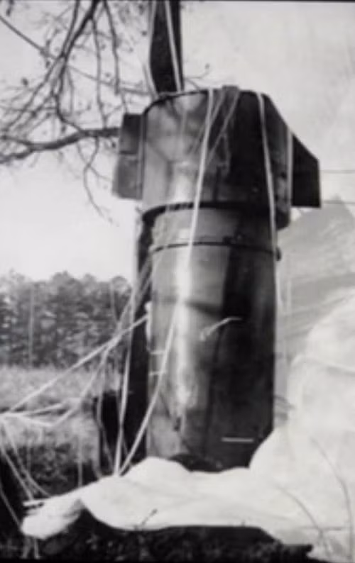 Ngày 24/1/1961, một chiếc B-52 mang theo hai quả bom hạt nhân chứa 24 megaton bị rơi trong khi cất cánh từ căn cứ không quân ở Goldsboro, North Carolina. Một trong hai quả bom đã chìm trong vùng đất nông nghiệp lầy lội và lõi uranium của nó cũng mất tích dù người ta đã đào rất sâu để tìm nó. Quả bom thứ hai may mắn hơn đã được hạ cánh an toàn vì dù của nó vướng vào cây.