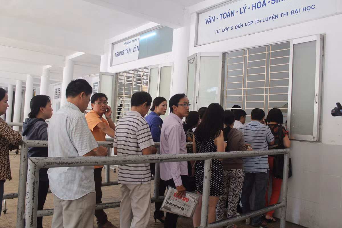Theo thông báo 7h30 ngày 25/5, trường mới chính thức mở cửa bán đơn vào lớp 6 nhưng từ trước 7h rất nhiều phụ huynh đã có mặt xếp hàng đợi mua hồ sơ.