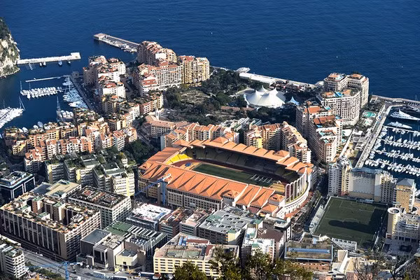 Đội bóng đá lớn nhất quốc gia này là đội AS Monaco, hiện đang chơi trong giải Ligue 1 của Pháp, sân nhà của AS Monaco là Stade Louis II, có sức chứa... một nửa dân số đất nước.