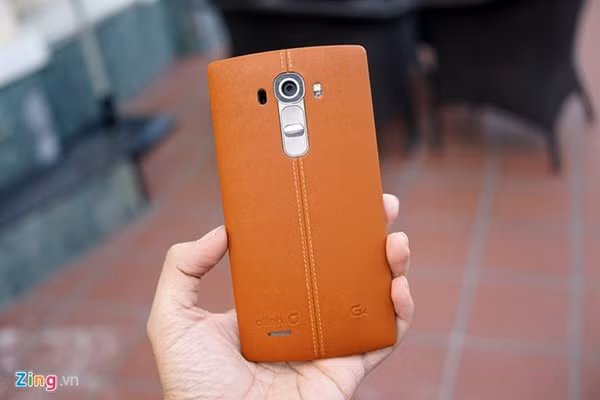 Đây là LG G4 phiên bản có mặt lưng bằng da. Mặt lưng máy không quá mềm như da trên các phụ kiện thời trang.