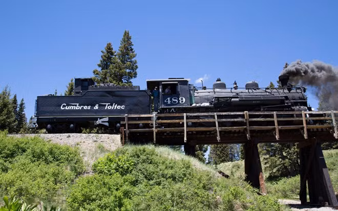 Tuyến đường sắt "The Cumbres and Toltec Scenic Railroad" của Mỹ được tìm thấy ở phía Nam dãy núi Rocky.Tuyến đường này hoạt động trong suốt những tháng mùa hè và đưa hành khách từ Chama ở New Mexico đến Antonito ở Colorado.