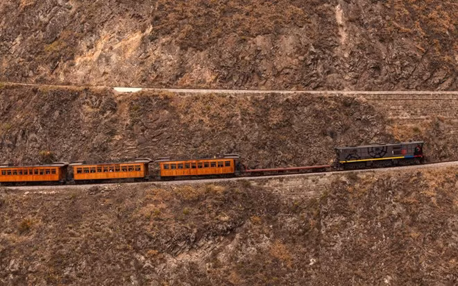 "Nariz del Diablo" nằm ở Ecuador là chuyến tàu nằm giữa thành phố Andean của Riobamba và Palmira, cách nhau khoảng 50 dặm về phía nam. Thật không may, du khách không còn được phép lên nóc tàu, nhưng lại có một chiếc xe quan sát mở để ngắm nhìn ra bên ngoài.