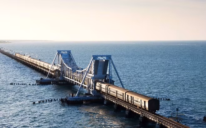 Tuyến đường sắt "Pamban Bridge" của Ấn Độ được mở vào năm 1914. Đây là đột phá ngoạn mục đi qua 143 cảng thu hút lượng lớn khách du lịch.