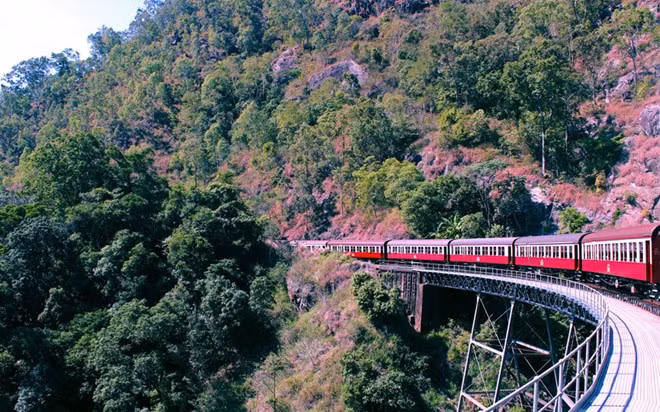 Tuyến đường sắt "Kuranda Scenic Railway" của Australia được hoàn thành vào năm 1891 chạy từ Cairns đến thị trấn Kurunda. Nó đi qua một cầu cạn lưới lớn với tầm nhìn ngoạn mục trên Barron Falls và biển Coral , qua 15 đường hầm với những thác nước, hẻm núi đáng sợ.
