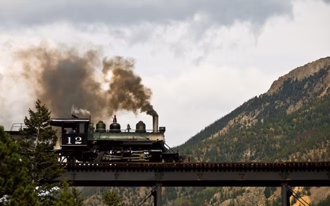 Tuyến đường sắt "Georgetown Loop Railroad" của Mỹ chỉ với chiều dài khoảng 3,1 dặm nhưng vẫn là một địa điểm du lịch phổ biến suốt hơn hai thế kỉ qua với hai hình xoắn ốc lớn. Nó đạt đến độ cao 640 feet và đi qua địa hình núi đồi một cách ngoạn mục. Nó hoạt động từ tháng Năm đến tháng Mười Một.