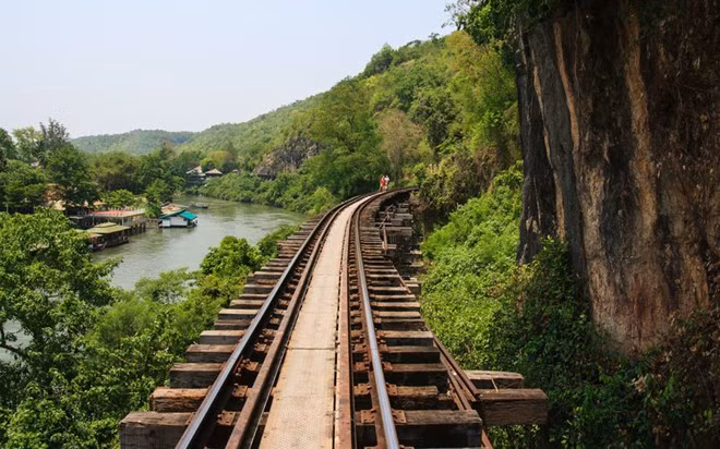 "Con đường Tử thần" ở Thái Lan dài đến 280 dặm, nằm giữa Bangkok và Myanmar. Một phần còn sót lại của đoạn đường tàu hiện nay là một nơi hoạt động phổ biến dành cho khách du lịch, rất nguy hiểm khi nó ôm sát bên các vách đá và đi qua một số cầu gỗ ọp ẹp.