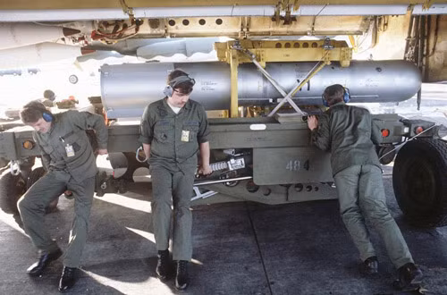 Năm 1968, một chiếc B-52 bị rơi và mất vũ khí ở dưới lớp băng của đảo băng Greenland. 4 quả bom nguyên tử loại B28 được thả xuống, 3 quả bị vỡ còn quả thứ 4 mất tích.