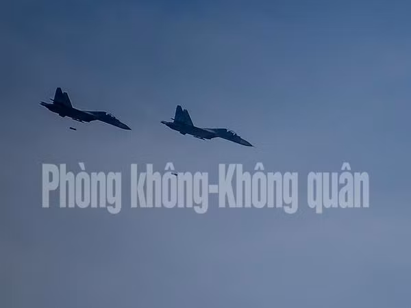 Máy bay Su-30MK2 thực hành ném bom.