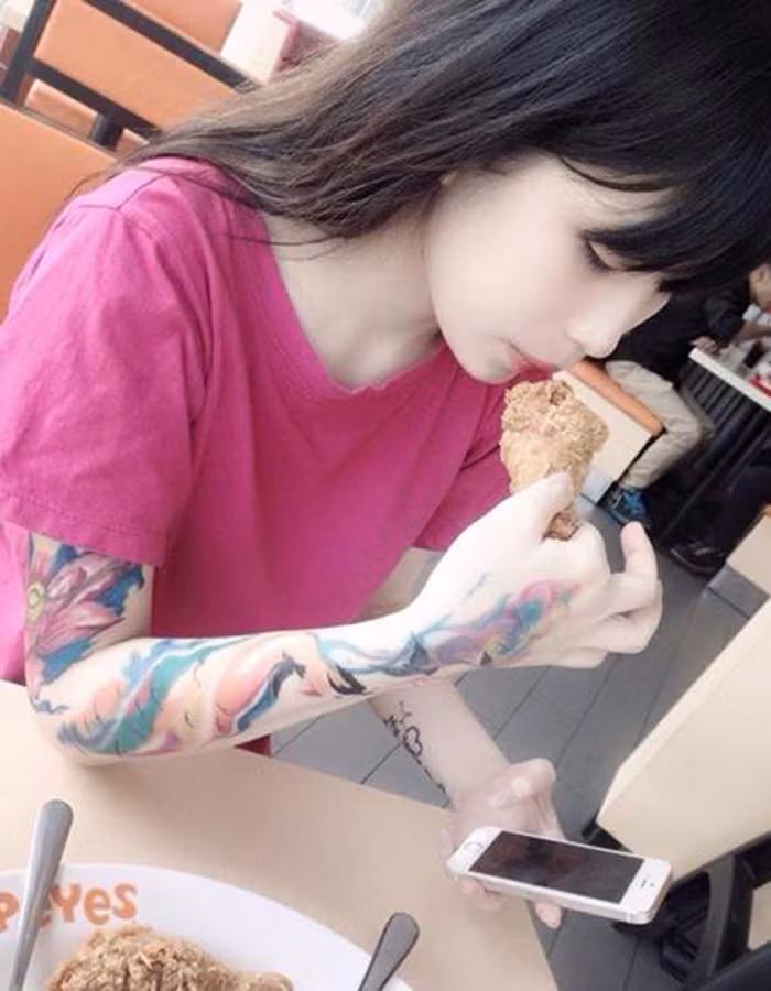 Nữ sinh 9X có vóc dáng nhỏ nhắn, khuôn mặt dễ thương, tính cách hòa đồng của Ngọc Châu tạo được thiện cảm với mọi người xung quanh. Tuy nhiên, khi biết được sở thích và số hình xăm trên người của Ngọc Châu không ít người phải dè dặt khi tiếp xúc với cô bạn.