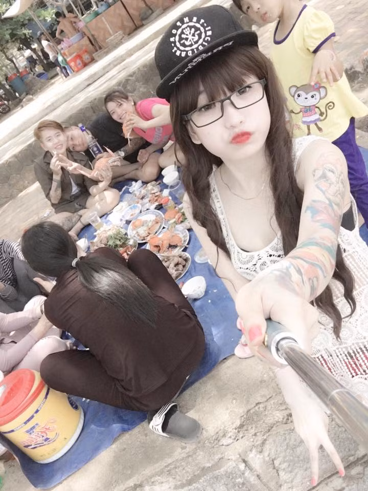 Từng bị gia đình phản đối về sở thích xăm hình, người thân và bạn bè nhiều người cũng có cái nhìn không hay từ khi Ngọc Châu quyết định gắn bó cơ thể của mình với những hình xăm.