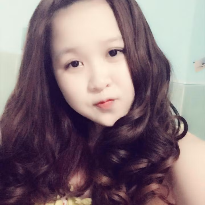 Ngay cả gia đình Ngân Hà cũng từng không ít lần chỉ trích cô về sở thích này. Bố của cô gái trẻ cũng đã phải nhắn tin buồn phiền khi nghe mọi người nói quá nhiều về hình xăm của cô con gái.