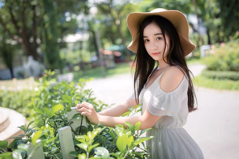 Đang theo học ở ngôi trường mà nhiều hot teen, bạn trẻ nổi tiếng Sài thành từng học, Lê Chi với thành tích học tập tốt, sự năng động và ngoại hình ưa nhìn được rất nhiều thầy cô và bạn bè yêu mến.