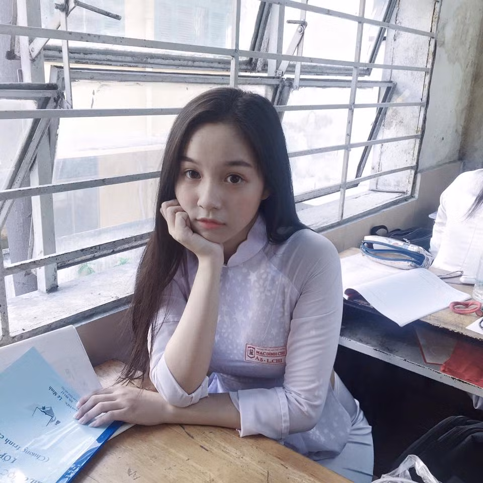 Theo tìm hiểu, nữ sinh 18 tuổi giống hệt Ngọc Trinh tên thật là Lê Chi, đang là học sinh lớp 12A5 trường THPT Mạc Đĩnh Chi, TP HCM. Tìm hiểu về Lê Chi, được biết cô bạn không phải là một nhân vật quá xa lạ khi đã từng lọt vào Top 20 Miss Áo dài năm 2014, từng tham gia cuộc thi Hot VTeen và Ngôi sao thời trang.