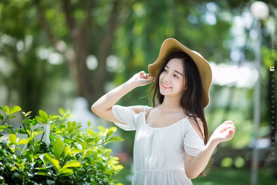 Tiết lộ thêm về bản thân trên một trang tin giải trí, Lê Chi cho biết ngoài đời cô khác hoàn toàn so với những bức ảnh đăng trên mạng xã hội. Trái với vẻ mong manh, dịu dàng trong những bức ảnh, ngoài đời Lê Chi tự nhận mình là một người năng động, khá tinh nghịch và thường không thích váy áo điệu đà.