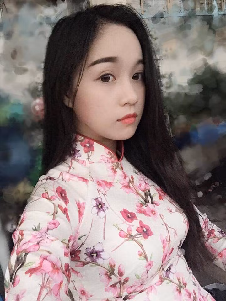 Ngoài ra Lê Chi còn sở hữu làn da trắng bóc, không thua kém nữ hoàng nội y Ngọc Trinh. Chính những đặc điểm này đã khiến Lê Chi được nhiều bạn bè, cư dân mạng đặt cho biệt danh “bản sao của Ngọc Trinh” hay “Ngọc Trinh phiên bản nữ sinh”.