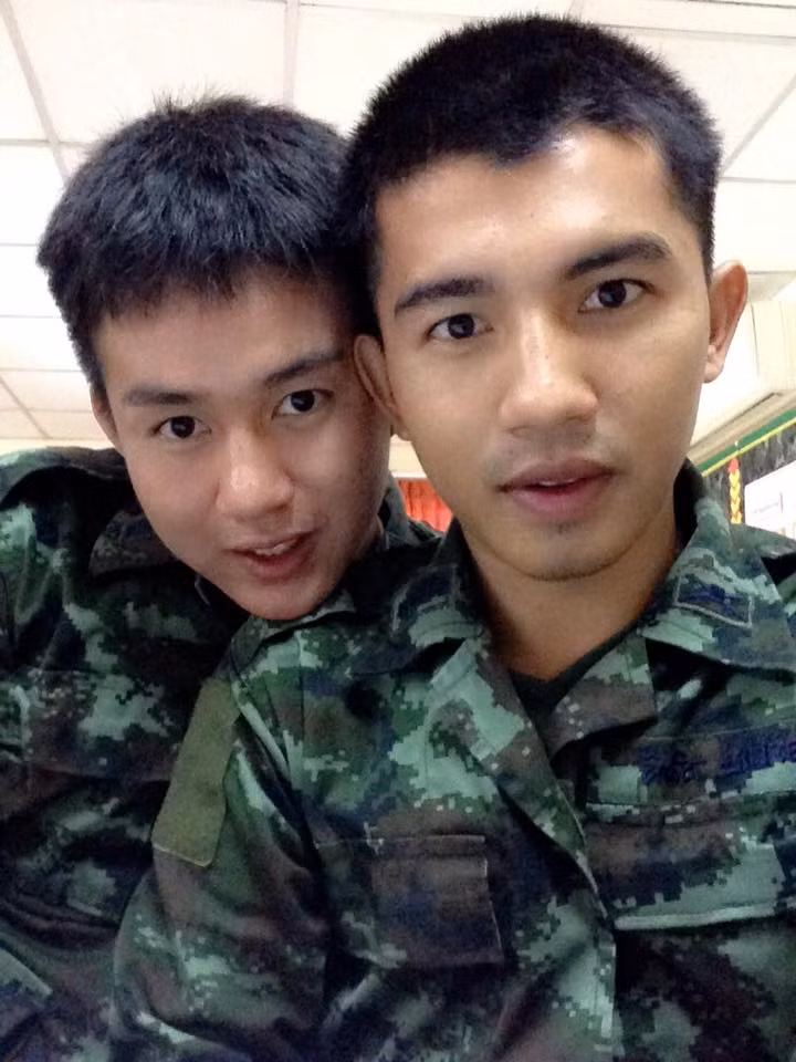 Nhiều người cảm phục đôi hot boy quân đội này bởi sự dũng cảm của họ, nhất là hành động công khai đăng ảnh của người yêu trên facebook cá nhân của Phongpitak Isakong được đánh giá cao. Nếu như người đồng giới luôn lo sợ hoặc né tránh sợ mọi người dị nghị thì riêng Phongpitak Isakong, anh chàng này đã thể hiện bản lĩnh dám yêu và dám chấp nhận.