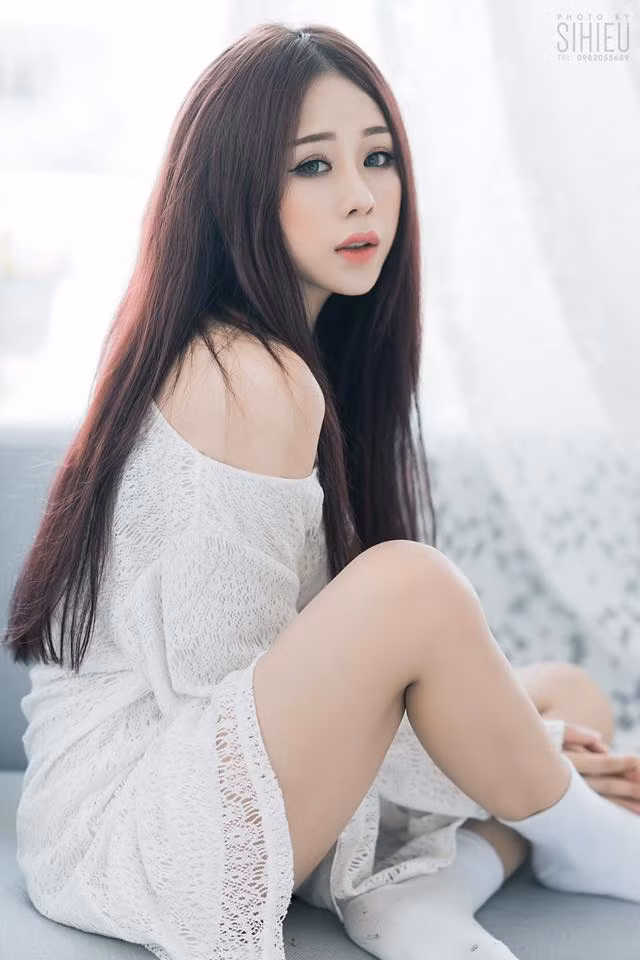Có thể nhận thấy, trong từng concept hình Hà Thương luôn biết cách tạo ấn tượng và thể hiện cảm xúc rất tự nhiên. Các bức ảnh của hot girl 9X đều có điểm nhấn đặc biệt làm người ta phải nhớ mãi. Ảnh: Si Hieu