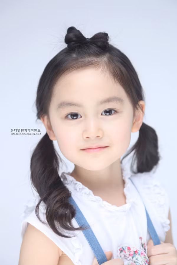 Từ khi nổi tiếng, cô bé Yoon Da Young trở thành mẫu nhí được nhiều hãng thời trang của Hàn săn đón, thường xuyên xuất hiện trên các trang bìa tạp chí, tên tuổi của siêu mẫu nhí gốc Việt ngày càng được khẳng định.