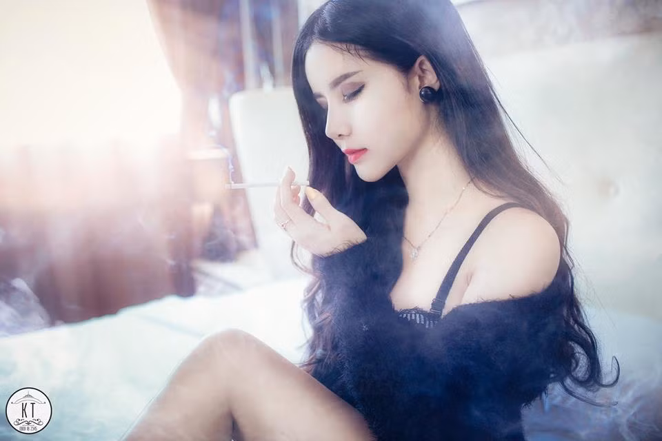 Thân hình bốc lửa, cá tính thích phiêu lưu, người mẫu sexy không hề ngại "hở". Và dường như qua các bức ảnh không thể nào "hở" hơn, Quỳnh Ruby mới trở nên nổi tiếng. Ảnh: Huỳnh Quốc Thái.
