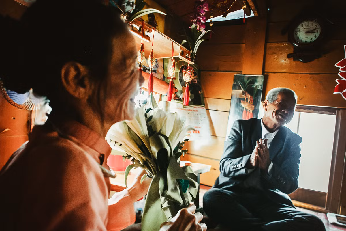 "Đứng đối diện với họ, tôi lại thêm một lần nữa phải thay đổi suy nghĩ về cái gọi là định nghĩa tình yêu và hạnh phúc”, nhiếp ảnh gia Hải Lê Cao chia sẻ.
