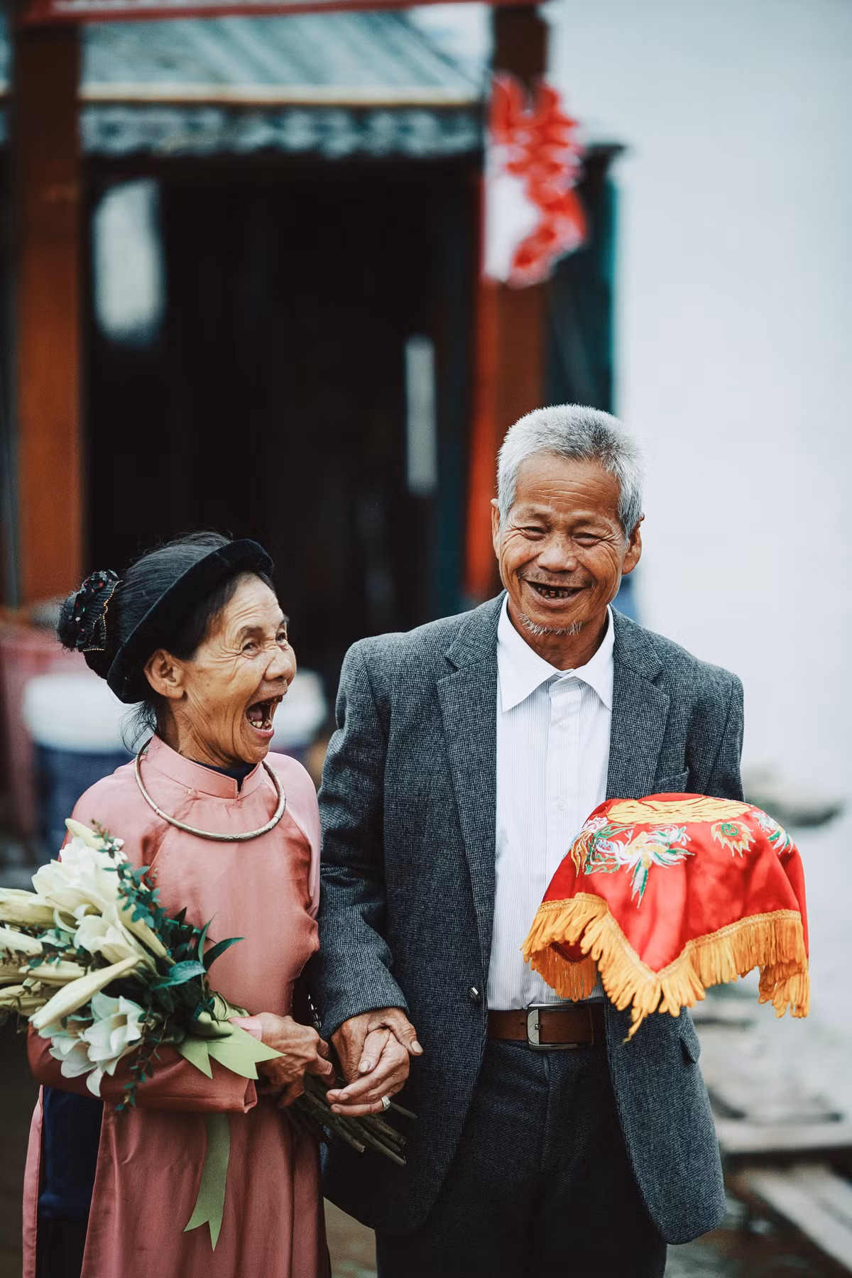 Để kỷ niệm “ngày cưới”, ông xăm cả ngày hai người gặp nhau lên tay. Không cưới không hỏi, ông bà cứ thế sống với nhau đến nay là 47 năm rồi, phiêu bạt nhiều nơi nhưng đến bãi giữa thì được ở lại.