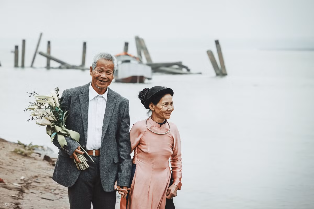 Đến nay khi tuổi đã xế chiều, ông bà chỉ thích có người đến thăm cho đỡ buồn và cũng chưa một lần dám mơ đến đám cưới.