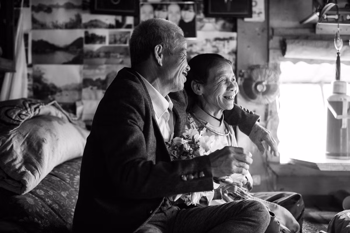 Bộ ảnh chuyện tình thế kỷ với những góc máy đẹp, diễn đạt tự nhiên của hai nhân vật chính cùng màu sắc dung dị mà cũng rất ấn tượng được những người trong nghề nhiếp ảnh đánh giá rất cao.