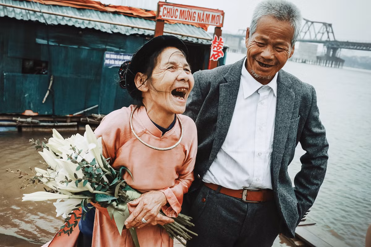 Căn nhà trên sông chẳng có cái gì đáng giá, nhưng không bao giờ thiếu 2 chiếc điếu cày, ông 1 cái bà 1 cái vì ông bảo: “Đỡ phải tranh nhau!”.