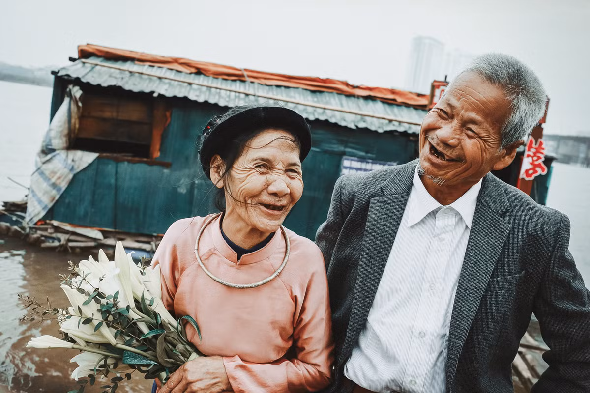 Sức khỏe bà yếu nên ông chăm chỉ đi sớm về muộn nhặt rác để mưu sinh.