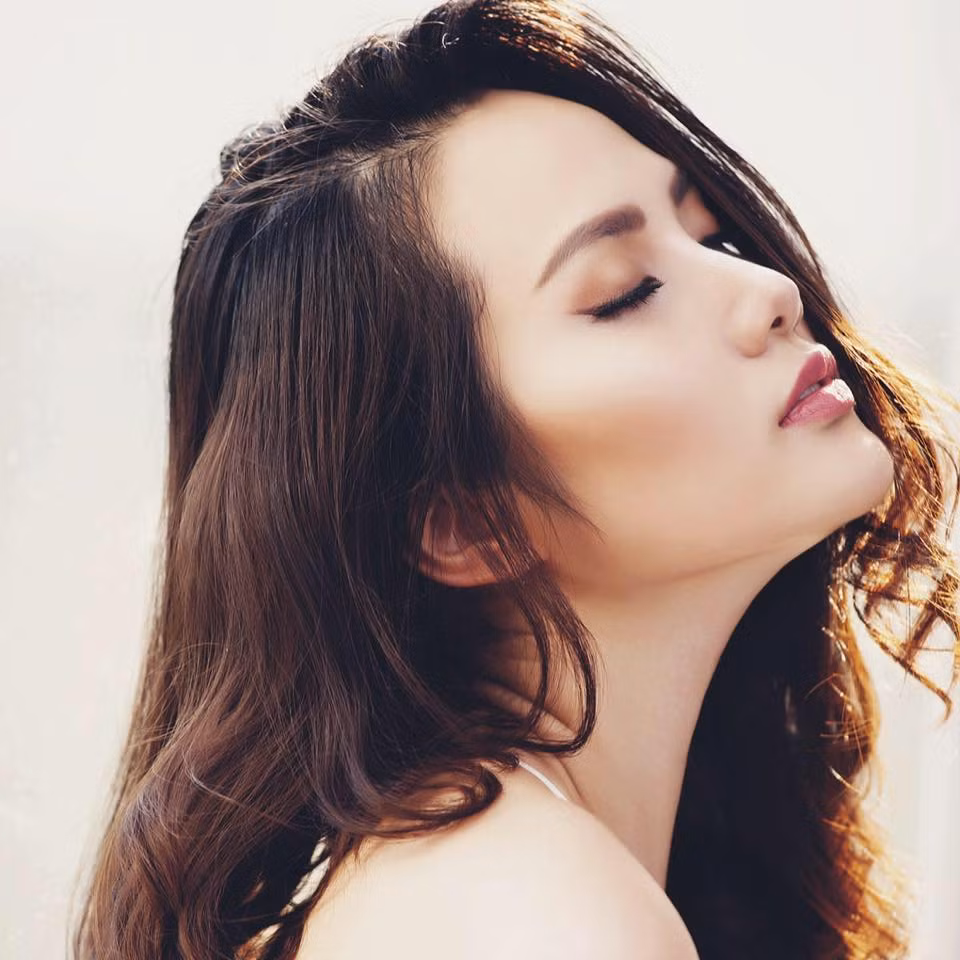 Siêu mẫu Diệu Linh có bề dày thành tích trong các cuộc thi người đẹp, từng được người hâm mộ biết đến trong các cuộc thi Hoa hậu Du lịch quốc tế, Hoa hậu trang phục dân tộc đẹp nhất, Siêu mẫu Châu á,… việc đạt giải lớn trong cuộc thi sắc đẹp tầm cỡ quốc tế như lần này cũng là điều nằm trong mong đợi của Diệu Linh và khán giả nước nhà. Ảnh: FBNV.